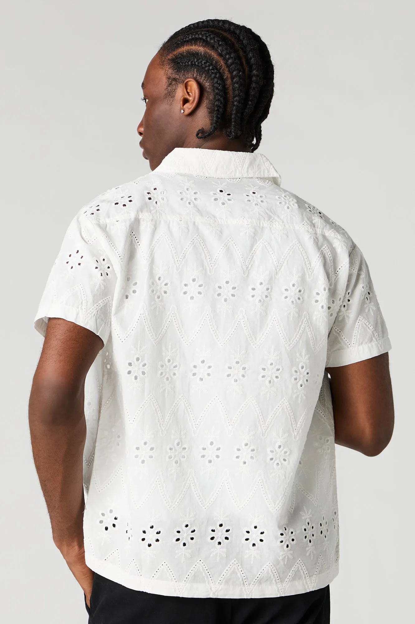 Haut à manche courte et broderie anglaise de fleurs