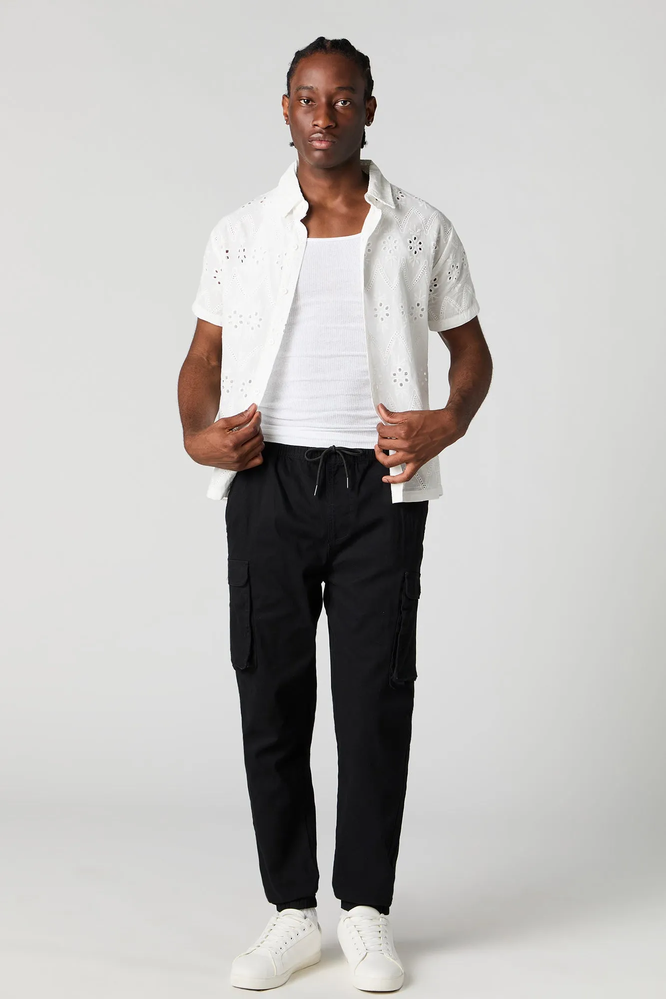 Haut à manche courte et broderie anglaise de fleurs