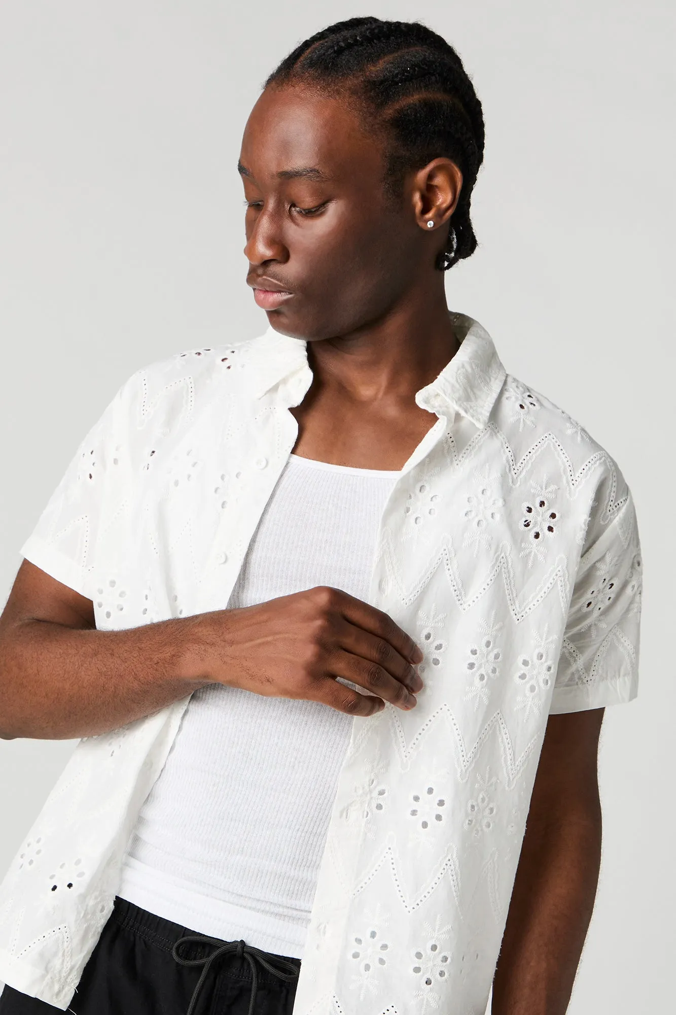 Haut à manche courte et broderie anglaise de fleurs