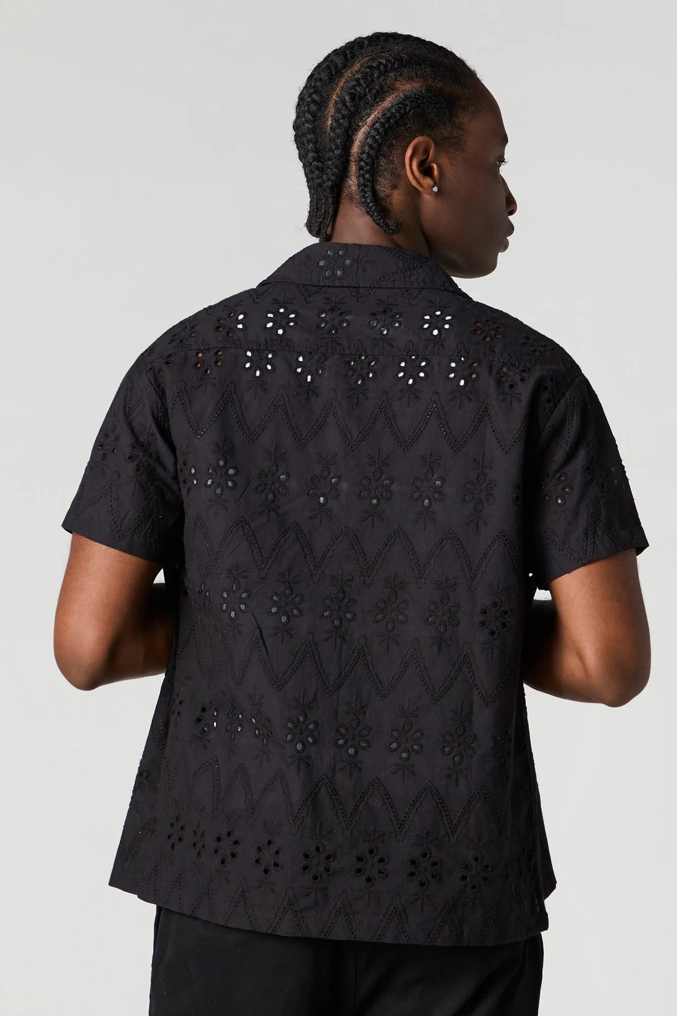 Haut à manche courte et broderie anglaise de fleurs